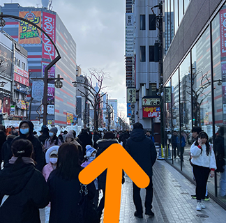 ラウンドワンさんがある南方向へ直進します。