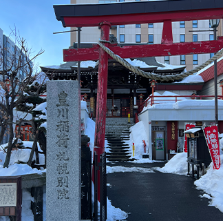 豊川稲荷がある交差点に来ましたら信号を渡り右折します。