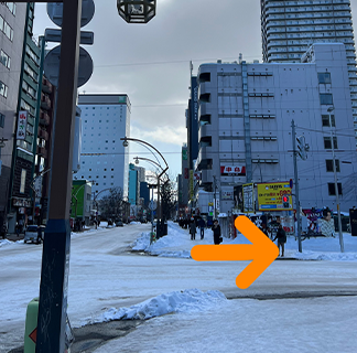 豊川稲荷がある交差点に来ましたら信号を渡り右折します。