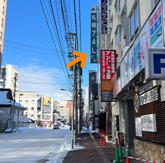 直進します。緑色の看板が目印です。